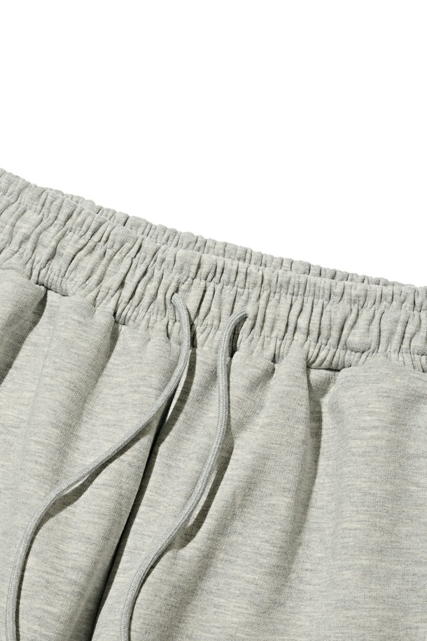 그레이 컬러의 스트릿 컴포트 스웨트팬츠입니다. 면 소재로 제작되어 뻣뻣한 촉감과 루즈핏을 선사하며, 와이드한 바지핏으로 편안함을 강조합니다. 허리 밴딩 처리로 활동성을 높였으며, 앞면 시임 디테일이 돋보입니다. 무지 디자인으로 어떤 스타일에도 쉽게 매치할 수 있으며, 넉넉한 다리통과 형태 유지력으로 편안함과 스타일을 동시에 잡았습니다. 일상, 집콕, 산책 등 다양한 TPO에 활용할 수 있는 캐주얼하고 스트릿한 무드의 스웨트팬츠입니다.
