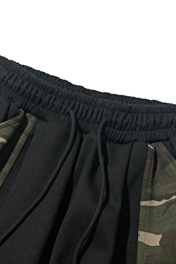 카모 포인트 커브드 스웨트팬츠 (블랙)는 스트릿, 캐주얼, 고프코어 스타일을 아우르는 매력적인 스웨트팬츠입니다. 부드러운 면 소재로 제작되어 편안한 착용감을 선사하며, 일상복으로 활용하기 좋습니다. 루즈핏으로 활동성을 높였으며, 커브드 라인 실루엣이 독특한 스타일을 연출합니다. 밑단 스트링 디테일과 허리 밴딩 처리로 편안함과 스타일리시함을 동시에 잡았습니다. 봄, 가을 시즌 동네 마실룩이나 캠핑룩에 활용하여 개성 있는 스타일을 완성해보세요.
