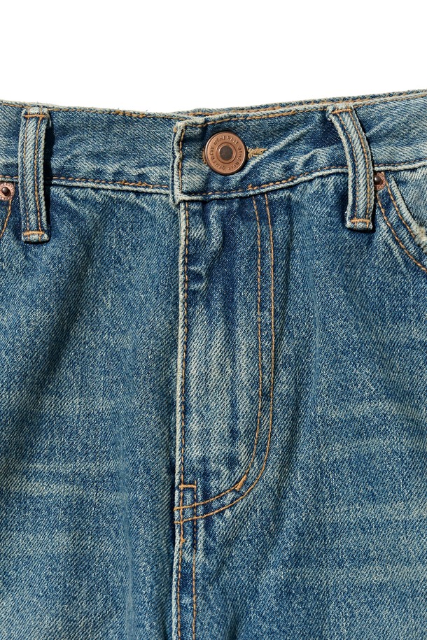 뉴트로 무드의 세미 와이드 데님 팬츠입니다. 톤 다운된 중청 컬러로 빈티지하면서도 세련된 느낌을 줍니다. 봄, 여름, 가을 시즌에 활용하기 좋으며, 뻣뻣한 데님 소재 특유의 클래식한 디자인이 특징입니다. 캐주얼, 레트로 스타일을 즐겨 입는 분들께 추천하며, 세미 와이드 핏으로 편안한 착용감을 선사합니다. 무지 디자인으로 다양한 상의와 매치하기 용이합니다.
