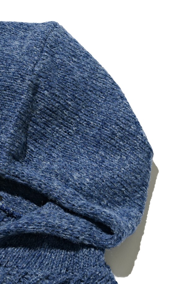 네이비 컬러의 케이블 웨이트 후드 니트 반집업입니다. 울 소재로 제작되어 부드러운 촉감과 두꺼운 두께감으로 가을, 겨울 시즌 따뜻하게 착용할 수 있습니다. 베이직하고 캐주얼한 스타일로, 레귤러핏과 긴 소매 기장, 후드와 반집업 네크라인 디자인이 특징입니다. 케이블 패턴이 돋보이며, 웨이트 디테일로 포인트를 더했습니다. 출근룩과 모임룩, 캐주얼, 클래식, 미니멀 스타일 모두 소화 가능한 활용도 높은 아이템입니다.
