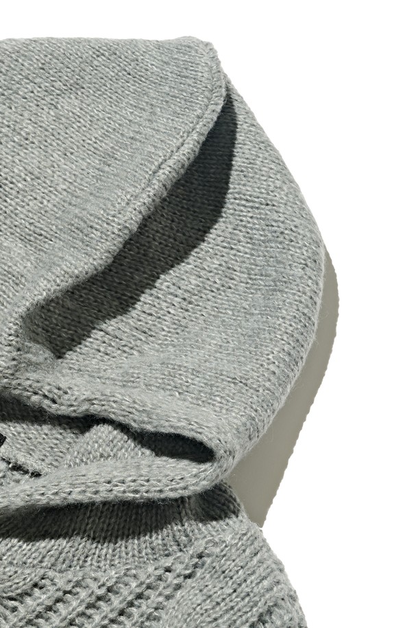 부드러운 울 소재의 케이블 웨이트 후드 니트반집업 (그레이)입니다. 포근한 두께감과 루즈핏으로 편안한 착용감을 선사하며, 가을과 겨울에 따뜻하게 입을 수 있습니다. 후드와 반집업 디자인으로 캐주얼하면서도 베이직한 스타일을 연출하며, 집콕룩이나 산책룩으로 활용하기 좋습니다. 케이블 패턴이 돋보이는 디자인으로, 미니멀하고 클래식한 스타일을 선호하는 여성분들께 추천합니다. 
