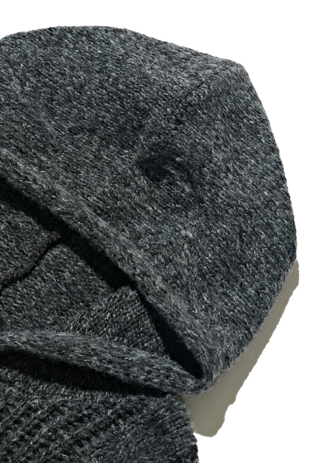 차콜 색상의 케이블 웨이트 후드 니트 반집업입니다. 부드러운 울 소재로 제작되어 가을, 겨울철 따뜻하게 착용할 수 있습니다. 루즈핏 크롭 기장으로 캐주얼하면서도 베이직한 스타일을 연출하며, 후드 디자인과 반집업 여밈 방식으로 편안함을 더했습니다. 케이블 패턴과 웨이트 디테일이 돋보이며, 집콕룩이나 산책룩 등 다양한 TPO에 활용 가능합니다. 미니멀, 캐주얼, 클래식 스타일을 즐기는 분들께 추천합니다.
