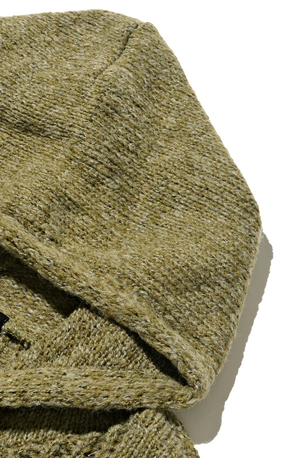 따뜻함과 스타일을 모두 갖춘 케이블 웨이트 후드 니트 반집업 (카키)입니다. 넉넉한 루즈핏으로 편안한 착용감을 선사하며, 두꺼운 니트 소재와 후드 디자인으로 한겨울에도 따뜻하게 입을 수 있습니다. 케이블 패턴이 돋보이는 디자인은 캐주얼하면서도 베이직한 무드를 연출하며, 반집업 디테일로 다양한 스타일을 소화할 수 있습니다. 크롭 기장으로 트렌디함을 더했으며, 웨이트 디테일로 유니크한 포인트를 더했습니다. 가을, 겨울철 데일리룩에 활용하기 좋은 아이템입니다.
