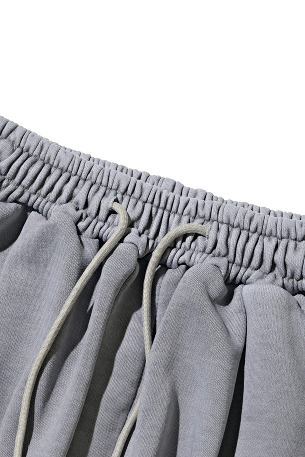 부드러운 면 소재로 제작되어 편안한 착용감을 선사하는 피그먼트 와이드 스트링 팬츠입니다. 그레이 컬러의 베이직한 디자인으로, 캐주얼하고 미니멀한 스타일을 연출하기 좋습니다. 허리 부분의 스트링으로 사이즈 조절이 용이하며, 피그먼트 워싱 처리로 자연스러운 분위기를 더했습니다. 숏 기장과 와이드 핏으로 활동성이 뛰어나며, 봄, 여름, 가을 3계절 모두 활용 가능합니다. 여행룩, 산책룩 등 다양한 TPO에 매치하여 편안하면서도 스타일리시한 룩을 완성해 보세요.
