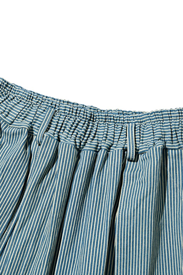 시원한 블루 컬러의 스트라이프 퍼티그 벌룬 팬츠입니다. 면과 스판덱스 혼방 소재로 제작되어 쾌적한 착용감과 유연한 활동성을 제공합니다. 허리 스트링과 퍼티그 포켓 디테일이 돋보이며, 벌룬핏 디자인으로 트렌디한 스트릿, 캐주얼 스타일을 연출하기 좋습니다. 동네 마실룩이나 여행룩에 편안하게 매치하여 개성 있는 스타일을 완성해 보세요.
