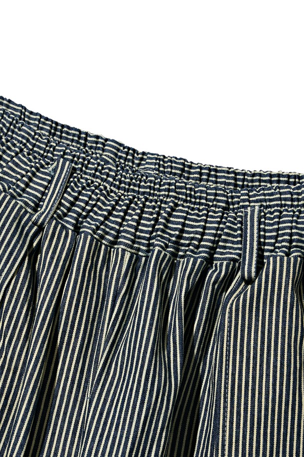 네이비 컬러의 스트라이프 퍼티그 벌룬 팬츠는 캐주얼, 스트릿, 미니멀 스타일을 즐겨 입는 분들을 위한 아이템입니다. 면과 스판덱스 혼방 소재로 제작되어 부드러운 촉감과 편안한 착용감을 선사하며, 봄, 여름 시즌에 적합합니다. 루즈핏에 얇은 두께감으로 시원하게 입을 수 있으며, 허리 스트링과 퍼티그 포켓 디테일이 돋보입니다. 입체적인 벌룬 실루엣과 스트라이프 패턴이 트렌디한 무드를 더해 동네 마실룩이나 여행룩에 활용하기 좋습니다.
