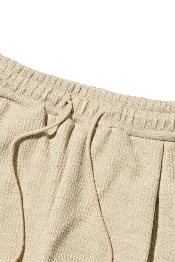 부드러운 촉감의 울 와이드 벌룬 팬츠 (베이지)입니다. 캐주얼부터 포멀까지 다양한 스타일을 소화하며, 가을과 겨울에 따뜻하게 착용할 수 있습니다. 넉넉한 루즈핏과 벌룬 실루엣으로 편안함은 물론, 세련된 무드를 연출합니다. 밴딩 허리와 스트링 디테일로 활동성을 더했으며, 출근룩, 겨울 데일리룩, 모임룩 등 TPO에 맞춰 활용하기 좋습니다. 클래식, 미니멀, 캐주얼 스타일을 즐겨 입는 분들께 추천합니다.
