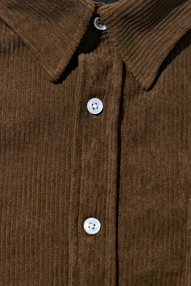 클래식한 멋을 담은 브라운 컬러의 코듀로이 세미 셔츠입니다. 부드러운 촉감의 두꺼운 코듀로이 소재로 제작되어 가을과 겨울에 따뜻하게 착용하기 좋습니다. 넉넉한 오버핏으로 편안한 착용감을 선사하며, 카라 디자인과 포켓 디테일이 클래식한 무드를 더합니다. 출근룩, 미니멀, 캐주얼 스타일 모두 소화 가능한 활용도 높은 아이템입니다.
