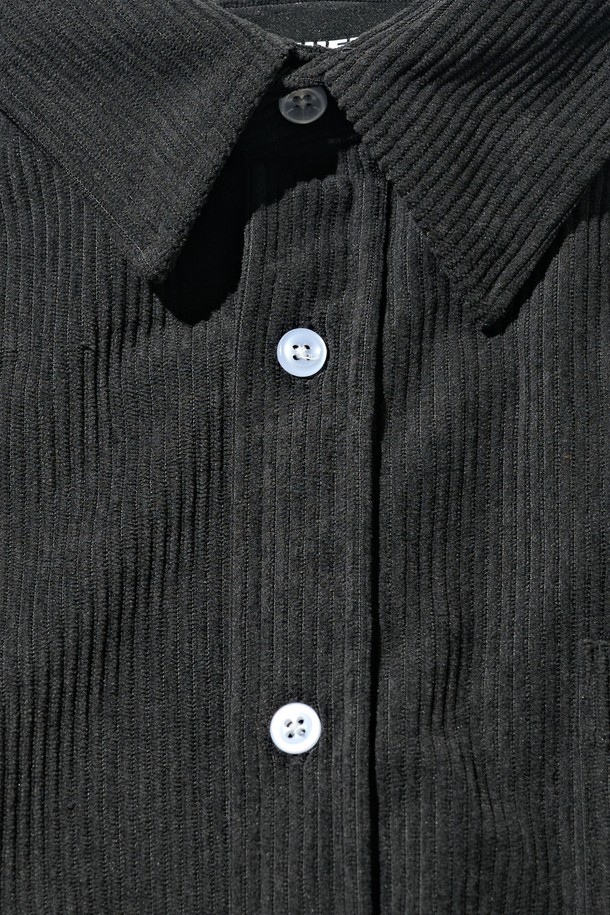 차분한 분위기를 연출하는 클래식 코듀로이 세미 셔츠 (차콜)입니다. 부드러운 촉감과 따뜻함을 선사하는 두꺼운 코듀로이 소재로 제작되어 가을, 겨울 시즌에 적합합니다. 차이나칼라와 레귤러핏 디자인으로 클래식하고 베이직한 스타일을 완성하며, 포켓 디테일로 실용성을 더했습니다. 출근룩 또는 비즈니스 캐주얼에 매치하여 미니멀하면서도 세련된 분위기를 연출할 수 있습니다. 긴소매 기장으로 다양한 스타일링이 가능한 남성 상의입니다.
