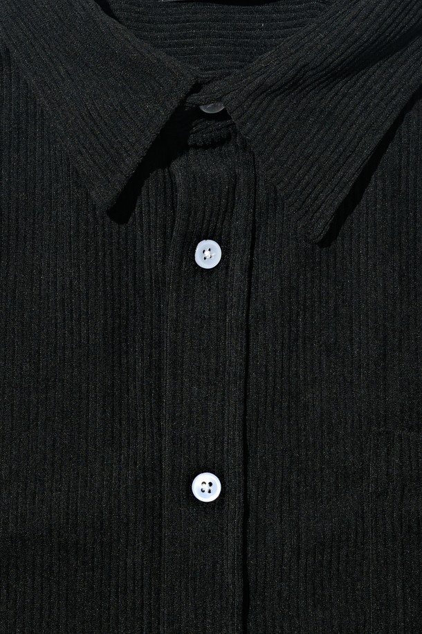 블랙 컬러의 클래식 코듀로이 세미 셔츠입니다. 부드러운 촉감의 코듀로이 소재로 제작되어 가을과 겨울에 따뜻하게 착용할 수 있습니다. 레귤러핏과 레귤러 기장으로 편안한 착용감을 선사하며, 버튼다운 디자인과 카라 디테일이 클래식한 분위기를 더합니다. 출근룩, 비즈니스 캐주얼, 모임룩 등 다양한 TPO에 활용 가능하며, 미니멀하고 베이직한 스타일을 연출하기 좋습니다. 무지 패턴으로 어떤 하의와도 쉽게 매치하여 스타일리시한 룩을 완성해보세요.
