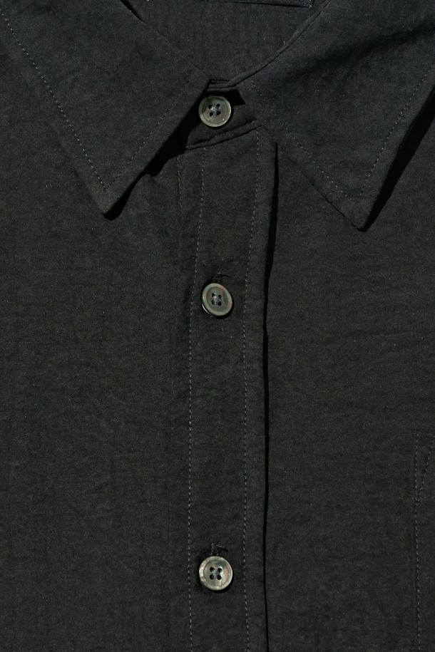 부드러운 스웨이드 소재로 제작된 블랙 컬러의 루즈핏 셔츠입니다. 봄, 가을에 어울리는 얇은 두께감과 긴 소매 기장으로 간절기 날씨에 적합합니다. 차이나 칼라 디자인과 버튼 여밈 방식으로 클래식하면서도 캐주얼한 스타일을 연출합니다. 베이직하고 미니멀한 무드로 다양한 룩에 활용하기 좋으며, 편안한 착용감을 선사합니다. 데일리룩으로 활용하기 좋은 아이템입니다.
