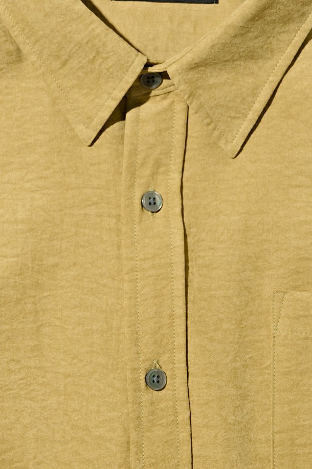 부드러운 스웨이드 소재로 제작된 머스타드 색상의 루즈핏 셔츠입니다. 봄, 가을에 어울리는 얇은 두께감으로 가볍게 걸치기 좋고, 캐주얼 및 베이직 스타일을 연출하기에 적합합니다. 넉넉한 핏과 긴 소매, 카라 디자인이 편안하면서도 세련된 느낌을 선사하며, 실용적인 포켓 디테일이 돋보입니다. 일상에서 미니멀하고 클래식한 무드를 즐기고 싶은 분들께 추천합니다.
