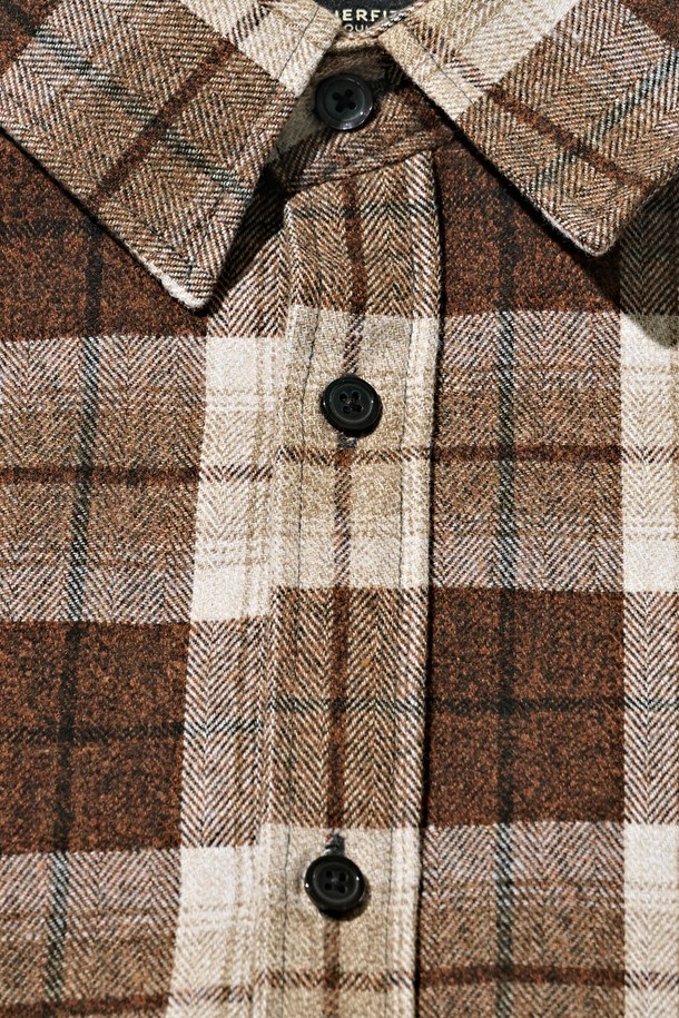 웨스턴 프라임 체크셔츠 (브라운)는 남성용 상의로, 가을과 겨울에 착용하기 좋은 두꺼운 면 소재의 긴소매 셔츠입니다. 차이나칼라와 버튼다운 디자인이 특징이며, 캐주얼하고 베이직한, 그리고 클래식한 스타일을 연출합니다. 레귤러핏으로 제작되었으며, 웨스턴 스타일의 체크 패턴이 돋보입니다. 일상에서 편안하게 착용하기 좋은 아이템으로, 미니멀한 스타일을 선호하는 분들께도 추천합니다.
