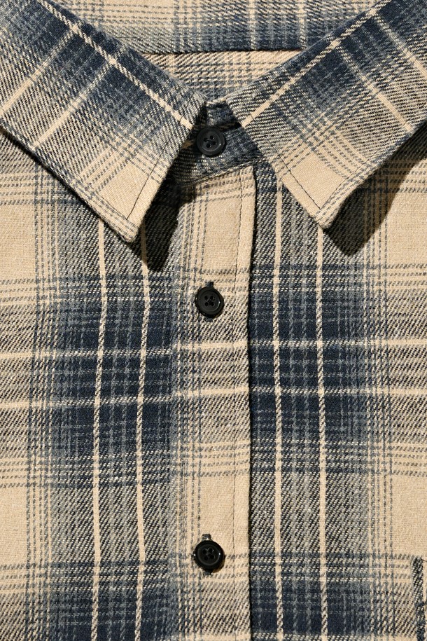 포켓 세미 오버 체크셔츠 (블루)는 캐주얼, 클래식, 미니멀 스타일을 추구하는 남녀 모두에게 어울리는 상의입니다. 봄, 가을에 적합하며, 부드러운 면 소재로 제작되어 편안한 착용감을 선사합니다. 오버핏 디자인에 긴 소매 기장과 카라넥, 체크 패턴이 특징이며, 포켓 디테일로 실용성을 더했습니다. 데이트룩, 봄 소풍룩 등 다양한 TPO에 매치하여 멋스러운 스타일을 연출할 수 있습니다. 
