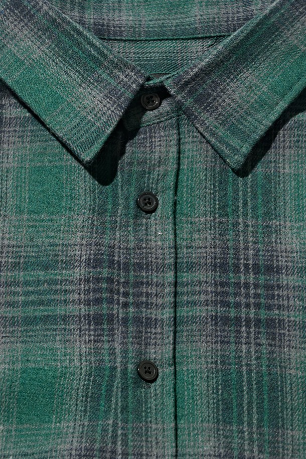 **포켓 세미 오버 체크셔츠 (그린)**는 남녀 모두 착용 가능한 캐주얼 스타일의 면 소재 셔츠입니다. 봄, 가을에 적합하며, 오버핏으로 편안한 착용감을 선사합니다. 그린 컬러의 체크 패턴이 돋보이며, 카라 디자인과 긴 소매 기장으로 클래식한 느낌을 더했습니다. 가슴 부분 포켓 디테일이 있어 실용성을 높였으며, 부드러운 촉감으로 편안하게 착용할 수 있습니다. 일상 속에서 베이직하면서도 멋스러운 스타일을 연출해보세요.
