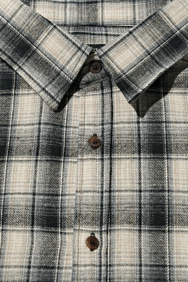 블랙 컬러의 라벨패치 플란넬 체크 셔츠입니다. 면과 플란넬 소재의 혼방으로 제작되어 부드러운 촉감을 선사하며, 가을과 겨울에 따뜻하게 착용하기 좋습니다. 차이나 칼라와 레귤러핏 디자인으로 캐주얼하고 베이직한 스타일을 연출합니다. 긴 소매와 두꺼운 두께감으로 보온성을 높였으며, 라벨패치 디테일이 돋보입니다. 체크 패턴이 돋보이는 이 셔츠는 일상복으로 활용하기 좋습니다.
