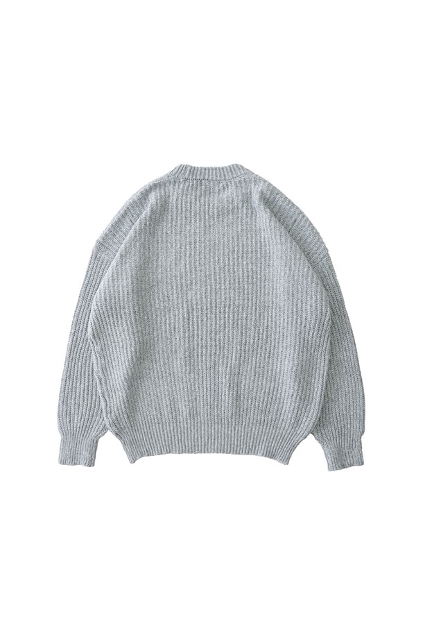 보카시 블렌드 라운드 니트 (그레이)는 부드러운 촉감의 비스코스, 폴리에스테르 혼방 소재로 제작되어 가을, 겨울 시즌에 적합합니다. 중간 두께감의 레귤러핏 니트로, 라운드넥 디자인과 긴소매로 베이직하고 미니멀한 스타일을 연출합니다. 데일리룩 연출에 용이하며, 레이어드하여 다양한 스타일을 소화할 수 있습니다. 보카시 패턴이 은은하게 돋보이며, 신축성이 있어 편안한 착용감을 선사합니다. 겨울 데일리룩에 클래식하고 캐주얼한 무드를 더해 보세요.
