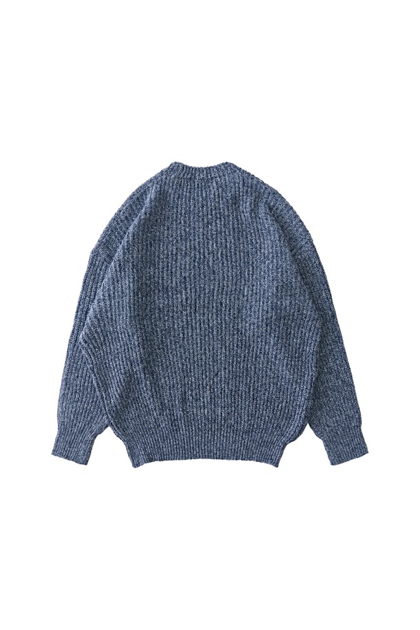 보카시 블렌드 라운드 니트 (블루)는 울과 아크릴 혼방 소재로 제작되어 부드러운 촉감을 선사하는 남녀 공용 니트입니다. 가을과 겨울에 어울리는 두꺼운 두께감으로 따뜻하게 착용할 수 있으며, 레귤러 핏과 라운드넥 디자인으로 편안한 착용감을 제공합니다. 베이직한 스타일의 보카시 패턴이 특징이며, 클래식, 미니멀, 캐주얼 등 다양한 스타일에 활용할 수 있습니다. 긴소매 기장으로 간결하고 깔끔한 실루엣을 연출합니다.
