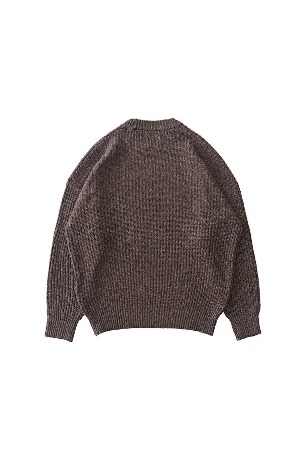 보카시 블렌드 라운드 니트 (브라운)는 부드러운 촉감의 비스코스, 폴리에스테르 혼방 소재로 제작되어 가을, 겨울 시즌에 적합합니다. 레귤러 핏에 라운드넥 디자인으로, 베이직하고 미니멀한 스타일을 연출합니다. 보카시 패턴과 골지 디테일이 어우러져 세련된 느낌을 더하며, 긴 소매와 중간 두께감으로 간절기부터 한겨울까지 따뜻하게 착용할 수 있습니다. 신축성이 있어 편안한 착용감을 제공하며, 단독 또는 레이어드하여 다양한 데일리룩을 연출하기 좋습니다. 특히 겨울 데일리룩에 활용하기 좋은 아이템입니다.
