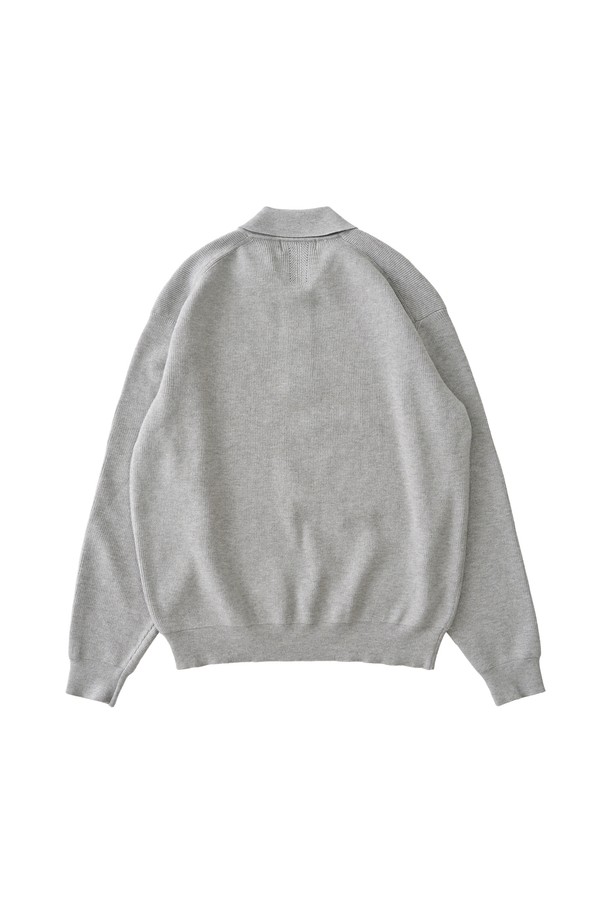 부드러운 울 소재의 하찌 짜임으로 포근함을 더한 그레이 컬러의 버튼업 카라 니트입니다. 가을, 겨울 시즌에 어울리는 두꺼운 두께감으로 따뜻하게 착용 가능하며, 레귤러 핏으로 편안한 착용감을 선사합니다. 캐주얼 및 클래식 스타일 모두 소화 가능한 베이직한 디자인으로, 출근룩이나 모임룩 등 다양한 TPO에 활용하기 좋습니다. 버튼 디테일이 포인트로, 미니멀한 무드를 연출합니다. 긴 소매 기장과 카라 디자인으로 세련된 느낌을 더했습니다.
