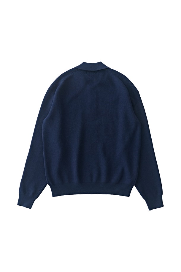 네이비 컬러의 하찌 버튼업 카라 니트입니다. 레이온, 나일론, 스판덱스 혼방 소재로 제작되어 부드러운 촉감과 신축성을 제공합니다. 루즈핏과 세미오버핏으로 편안하게 착용 가능하며, 봄, 가을 시즌에 활용하기 좋습니다. 미니멀, 베이직 스타일로 데이트룩, 카페룩 등 다양한 TPO에 매치하기 용이합니다. 단독 또는 이너, 아우터로 활용하여 여러 스타일을 연출할 수 있습니다.
