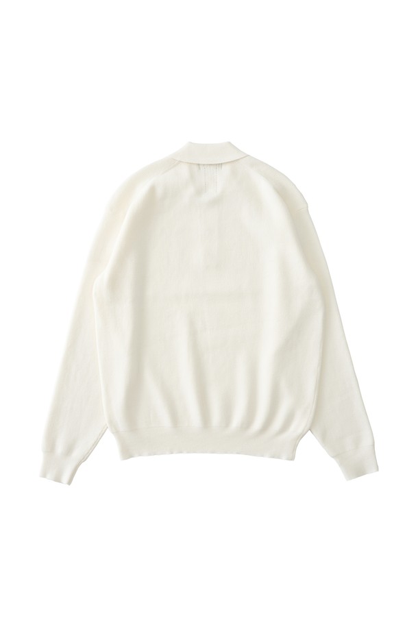 아이보리 컬러의 하찌 버튼업 카라 니트입니다. 부드러운 촉감의 니트 소재로 제작되어 봄, 가을 시즌에 착용하기 좋습니다. 베이직하고 클래식한 디자인으로 데이트룩, 모임룩, 미니멀, 캐주얼 등 다양한 스타일 연출에 활용할 수 있습니다. 레귤러핏에 긴 소매 기장으로 편안하게 착용 가능하며, 카라넥과 버튼 디테일이 포인트입니다. 중간 두께감으로 간절기 날씨에 적합하며, 활용도 높은 여성 상의입니다.
