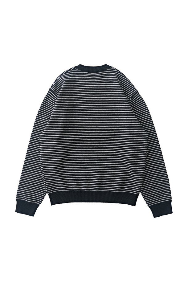 블랙 컬러의 스트라이프 라운드 웜 니트입니다. 모달, 폴리에스테르, 아크릴 혼방 소재로 제작되어 부드러운 촉감과 편안한 착용감을 제공합니다. 가을, 겨울철 데일리룩에 활용하기 좋으며, 캐주얼, 미니멀, 클래식 스타일 연출에 적합합니다. 레귤러핏 라운드넥 디자인에 긴 소매 기장으로, 단독 또는 아우터 이너로 활용하여 다양한 스타일을 연출할 수 있습니다. 중간 두께감으로 간절기부터 겨울까지 따뜻하게 착용 가능하며, 내구성이 좋아 오랫동안 즐겨 입을 수 있습니다.
