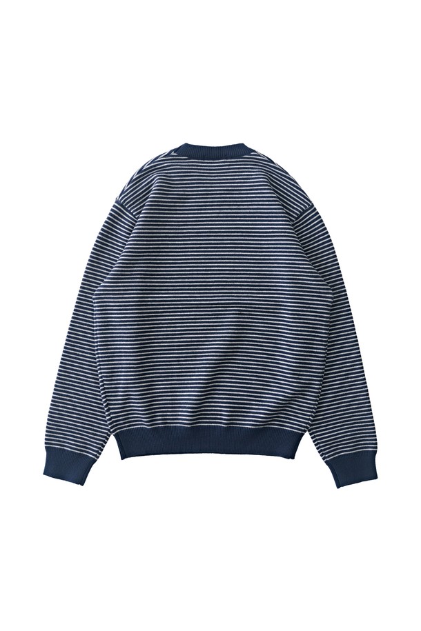네이비 컬러의 스트라이프 라운드 웜 니트입니다. 쌀쌀한 가을, 겨울철 데일리룩에 활용하기 좋은 캐주얼하고 베이직한 스타일의 제품입니다. 부드러운 니트 소재로 제작되었으며, 두꺼운 두께감으로 따뜻하게 착용할 수 있습니다. 레귤러핏에 긴 소매, 라운드넥 디자인으로 편안한 착용감을 제공합니다. 크롭 기장과 스트라이프 패턴이 특징이며, 다양한 하의와 매치하여 클래식하고 미니멀한 룩을 연출할 수 있습니다.
