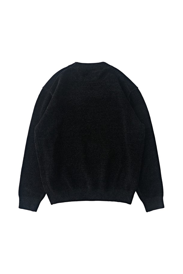 벨로아 클래식 라운드 니트 (블랙)는 미니멀하고 클래식한 스타일을 추구하는 분들을 위한 데일리 니트입니다. 가을과 겨울에 어울리는 릴랙스핏으로 편안하게 착용할 수 있으며, 부드러운 촉감과 가벼운 착용감을 제공합니다. 모달 54%, 폴리에스테르 26%, 야크 20% 혼방 소재로 제작되어 보온성을 높였습니다. 라운드넥과 긴 소매 디자인으로 다양한 스타일 연출이 가능하며, FREE 사이즈로 제작되었습니다. 겨울 데일리룩 또는 카페룩으로 활용하기 좋습니다.
