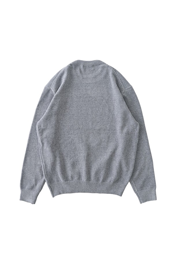 부드러운 촉감이 돋보이는 벨로아 클래식 라운드 니트 (그레이)입니다. 모달, 폴리에스테르, 아크릴 혼방 소재로 제작되어 가볍고 편안한 착용감을 선사합니다. 릴랙스 핏과 라운드넥 디자인으로 일상 속 편안함을 더하며, 가을, 겨울 시즌 데일리룩에 활용하기 좋습니다. 베이직하고 클래식한 스타일로 다양한 하의와 매치하여 미니멀하고 세련된 룩을 연출해보세요. 심플한 디자인과 클린한 실루엣으로 어떤 스타일에도 잘 어울립니다.
