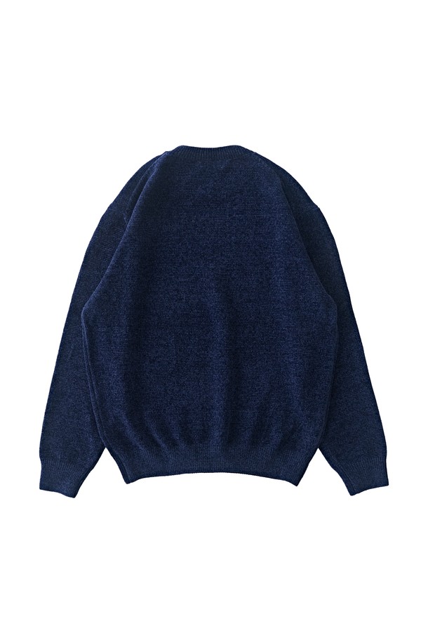 벨로아 클래식 라운드 니트 (네이비)는 부드러운 촉감의 벨로아 소재로 제작되어 가을, 겨울 시즌에 따뜻함을 선사합니다. 넉넉한 두께감과 레귤러핏으로 편안한 착용감을 제공하며, 라운드넥과 긴 소매 디자인으로 클래식하고 베이직한 스타일을 연출합니다. 무지 패턴의 네이비 컬러는 어떤 옷에도 잘 어울려 출근룩과 비즈니스 캐주얼에 활용하기 좋습니다. 미니멀한 디자인으로 유행을 타지 않고 오랫동안 즐겨 입을 수 있는 아이템입니다.
