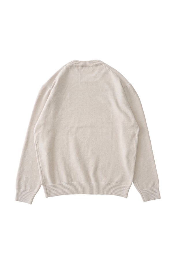 벨로아 클래식 라운드 니트 (오트밀)는 부드러운 촉감의 벨로아 원단을 사용하여 포근함을 선사하는 겨울철 데일리룩을 위한 니트입니다. 클래식하고 미니멀한 스타일을 연출하며, 라운드 넥과 레귤러핏으로 편안하게 착용할 수 있습니다. 면, 울, 나일론, 레이온, 폴리에스테르, 아크릴 등 다양한 소재가 혼방되어 보온성을 높였습니다. 오트밀 컬러의 무지 디자인으로 어떤 옷에도 쉽게 매치할 수 있으며, 두꺼운 두께감으로 따뜻하게 착용 가능합니다. 긴 소매 기장의 레귤러 기장 니트입니다.
