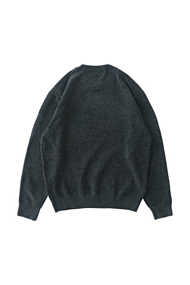 차분하고 세련된 무드의 벨로아 클래식 라운드 니트 (차콜)입니다. 부드러운 벨로아 소재로 제작되어 포근하고 고급스러운 촉감을 선사하며, 가을/겨울 시즌에 따뜻하게 착용하기 좋습니다. 레귤러 핏과 라운드넥 디자인으로 어떤 스타일에도 잘 어울리며, 베이직하고 클래식한 매력을 더합니다. 특히, 겨울 데일리룩에 활용하기 좋은 아이템입니다.
