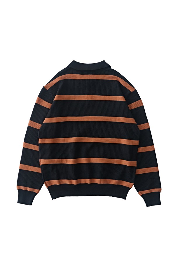 모던한 감각의 블랙 단가라 스트라이프 니트입니다. 부드러운 촉감의 비스코스, 폴리에스테르, 나일론 혼방 소재로 제작되어 편안한 착용감을 선사합니다. 릴랙스핏과 긴 소매, 카라넥 디자인으로 캐주얼하면서도 클래식한 분위기를 연출합니다. 탄탄한 니트 조직감과 깔끔한 실루엣이 돋보이며, 데이트룩 또는 겨울 데일리룩으로 활용하기 좋습니다. FREE 사이즈로 누구나 부담 없이 즐길 수 있습니다.
