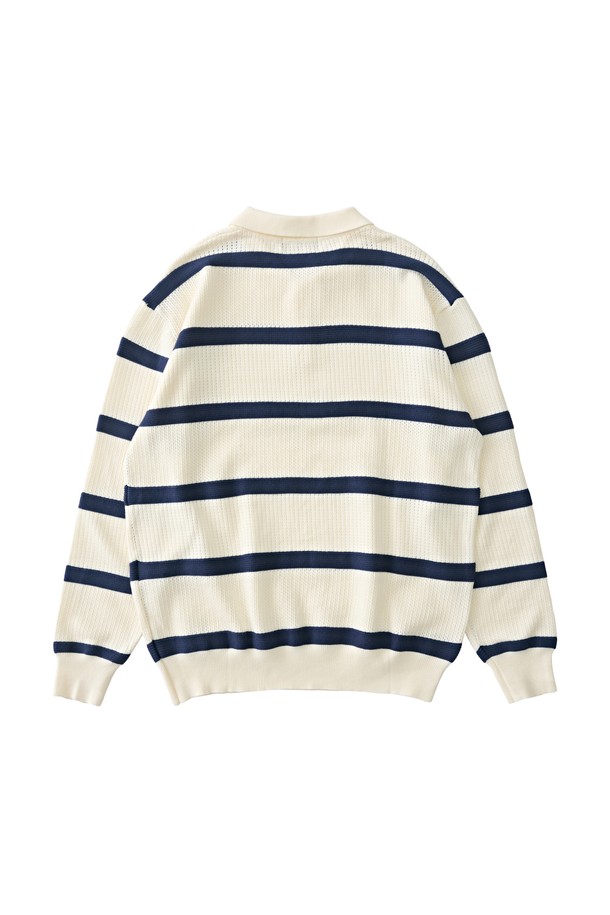 모던 단가라 스트라이프 니트 (화이트)는 부드러운 촉감이 돋보이는 릴랙스핏 니트입니다. 비스코스, 폴리에스테르, 나일론 혼방 소재로 제작되어 봄, 가을에 적합하며, 신축성 있는 소재로 편안한 착용감을 선사합니다. 깔끔한 실루엣과 베이직한 디자인은 데이트룩, 카페룩, 모임룩 등 다양한 TPO에 활용 가능하며, 단독으로도 멋스러운 스타일을 연출할 수 있습니다. 클래식, 미니멀, 캐주얼 스타일을 즐겨 입는 분들께 추천합니다. 긴 소매 카라넥 디자인에 화이트와 네이비 컬러의 스트라이프 패턴이 포인트를 더합니다.
