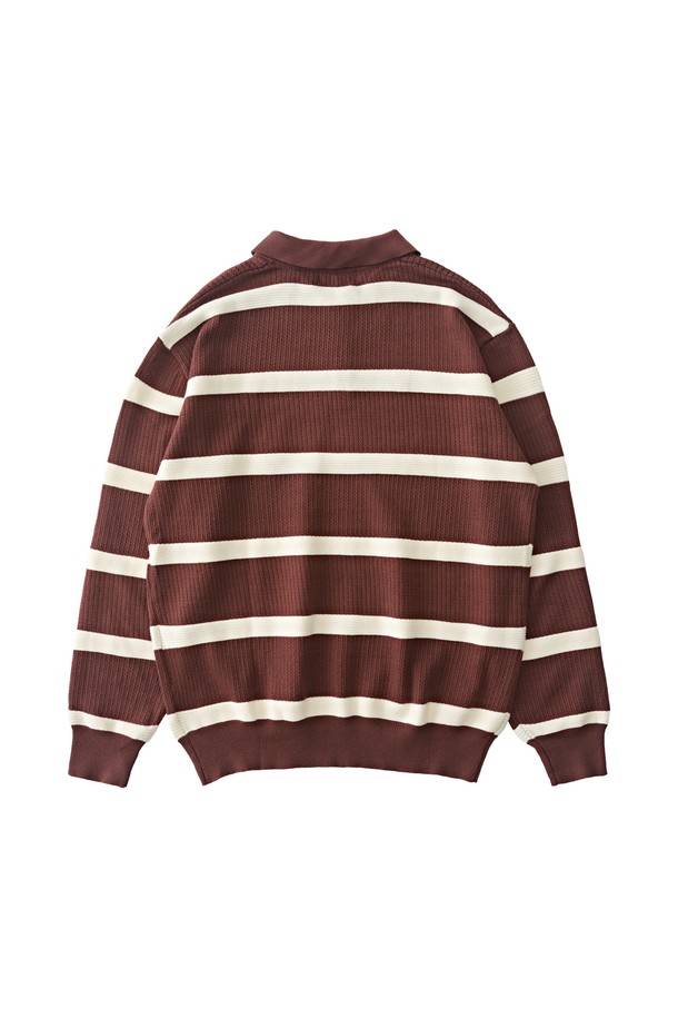 모던한 디자인의 브라운 컬러 단가라 스트라이프 니트입니다. 가을과 겨울에 어울리는 릴랙스 핏과 긴소매 디자인으로, 부드러운 촉감이 특징입니다. 비스코스, 폴리에스테르, 나일론 혼방 소재로 제작되어 편안한 착용감을 선사합니다. 깔끔한 실루엣으로 단독 착용이 가능하며, 데이트룩 또는 겨울 데일리룩에 활용하기 좋습니다. 클래식, 미니멀, 캐주얼 스타일을 모두 소화하는 활용도 높은 아이템입니다.
