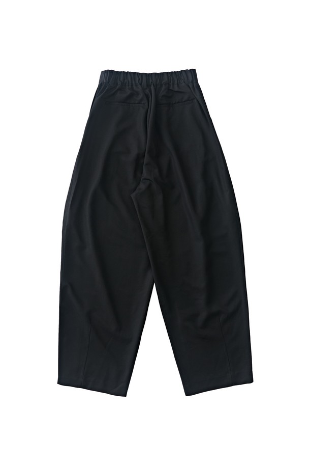 울 블랜드 벌룬 슬랙스는 울 혼방 소재로 제작되어 부드러운 촉감을 선사하며, 사계절 내내 활용하기 좋습니다. 허리부터 밑단까지 여유 있는 루즈핏 와이드 실루엣으로 편안하면서도 세련된 스타일을 연출합니다. 블랙 컬러의 무지 디자인은 베이직하고 미니멀한 무드를 더해 다양한 상의와 매치하기 용이합니다. 오피스룩, 비즈니스 캐주얼, 모임룩 등 TPO에 구애받지 않고 클래식, 미니멀, 시크한 스타일을 완성할 수 있습니다.
