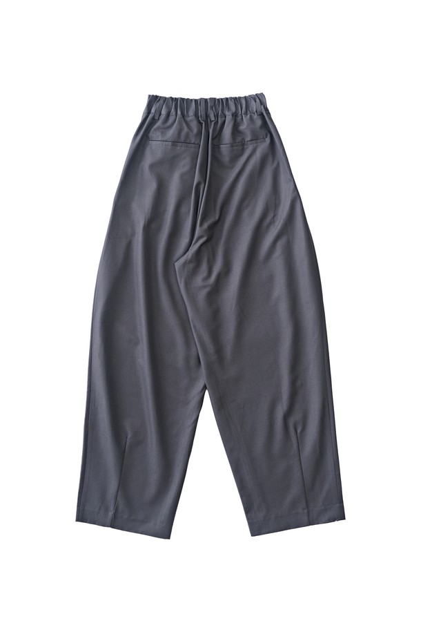 세련된 무드의 울 블랜드 벌룬 슬랙스 (그레이)입니다. 울, 폴리에스테르, 레이온, 스판덱스의 혼방 소재로 제작되어 부드러운 촉감과 편안한 착용감을 선사합니다. 미니멀하고 베이직한 스타일로, 와이드 핏과 롱 기장이 트렌디한 실루엣을 연출합니다. 일상, 캐주얼, 포멀 등 다양한 TPO에 활용 가능하며, 오피스룩, 비즈니스 캐주얼, 출근룩에도 잘 어울립니다. 심플한 디자인과 유동적인 핏으로 시크하고 클래식한 스타일을 완성해보세요.
