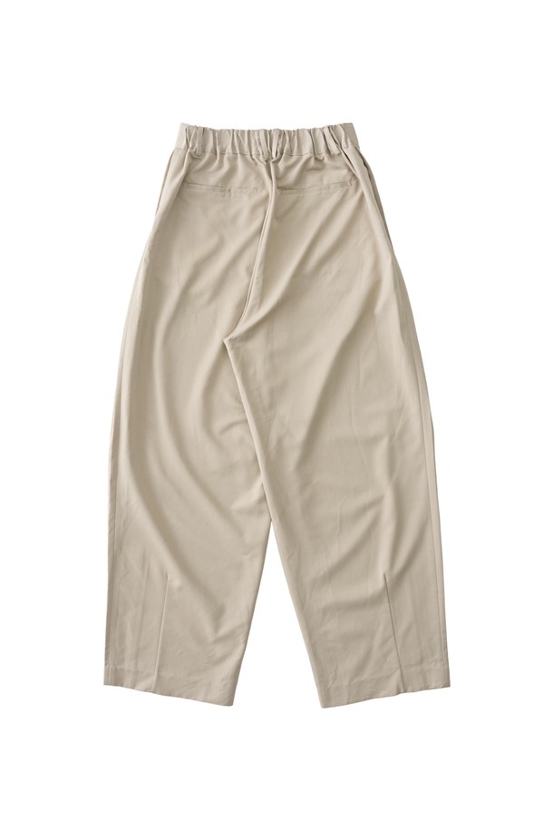 베이직한 디자인으로 데일리하게 즐겨 입기 좋은 울 블랜드 벌룬 슬랙스입니다. 부드러운 촉감의 울(4%) 혼방 소재로 제작되어 편안한 착용감을 선사하며, 자연스러운 드레이프성이 특징입니다. 텍스타일 60%, 레이온 34%, 스판덱스 2%의 혼용률로 제작되어 활동성을 높였습니다. 넉넉한 와이드 핏과 롱 기장으로 트렌디한 스타일을 연출하며, 미니멀, 클래식, 시크 스타일을 즐겨 입는 여성분들께 추천합니다. 출근룩과 오피스룩에 활용하기 좋은 베이직 슬랙스입니다.
