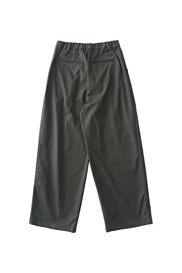 차분한 분위기의 코튼 핀턱 밴딩 슬랙스 (차콜)입니다. 부드러운 면 소재로 제작되어 편안한 착용감을 선사하며, 봄, 가을 시즌에 활용하기 좋습니다. 핀턱 디테일이 더해져 캐주얼하면서도 클래식한 무드를 연출합니다. 허리 밴딩으로 활동성을 높였으며, 레귤러핏으로 누구나 부담 없이 착용 가능합니다. 일상, 출근룩 등 다양한 TPO에 활용할 수 있는 베이직한 디자인의 슬랙스입니다.
