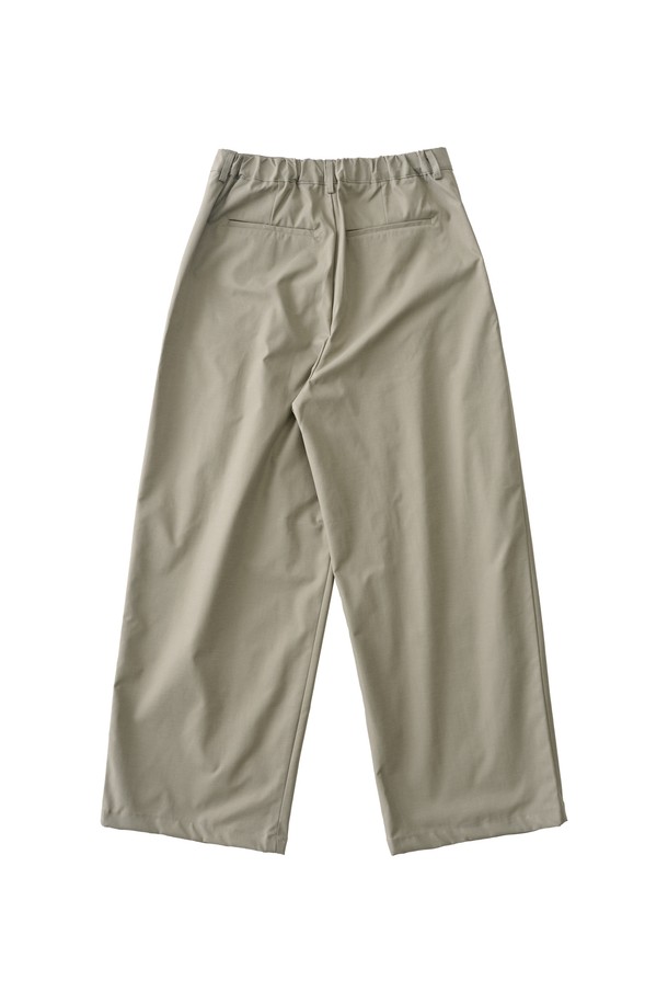 부드러운 면 소재로 제작되어 편안한 착용감을 선사하는 코튼 핀턱 밴딩 슬랙스 (카키)입니다. 봄, 여름, 가을 시즌에 활용하기 좋은 얇은 두께감으로, 레귤러핏 디자인이 깔끔한 실루엣을 연출합니다. 핀턱 디테일이 더해져 베이직하면서도 미니멀한 스타일을 완성하며, 밴딩 처리로 편안함을 더했습니다. 출근룩 또는 비즈니스 캐주얼에 활용하여 미니멀, 클래식, 캐주얼한 무드를 연출해보세요. 남녀 모두 착용 가능하며, 일상에서 폭넓게 활용할 수 있습니다.
