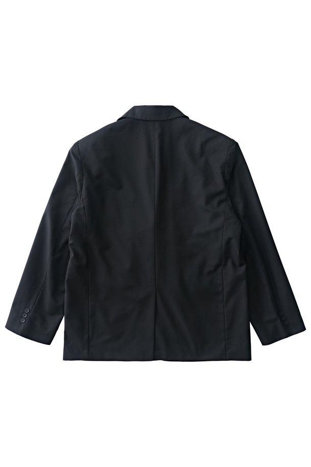 빅대디 오버사이즈 블레이저 (블랙)는 일상과 포멀한 자리 모두에 어울리는 클래식 스타일의 블레이저입니다. 부드러운 촉감의 폴리에스테르와 레이온 혼방 소재로 제작되었으며, 오버핏 실루엣과 싱글 버튼 여밈으로 편안하면서도 세련된 분위기를 연출합니다. 테일러드 칼라와 내추럴 숄더라인, 소프트 실루엣이 특징이며 FREE 사이즈로 폭넓은 체형에 적합합니다. 오피스룩, 비즈니스 캐주얼, 모임룩 등 다양한 TPO에 활용하여 미니멀하고 시크한 스타일을 완성해보세요. 긴 소매 기장으로 간절기에도 유용하게 착용할 수 있습니다.
