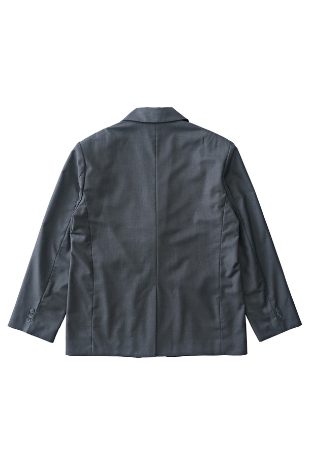 빅대디 오버사이즈 블레이저 (차콜)는 클래식한 무드의 오버핏 블레이저입니다. 차콜 컬러의 무지 디자인으로, 일상과 포멀한 자리 모두 잘 어울립니다. 부드러운 촉감의 폴리에스테르와 레이온 혼방 소재에 내추럴 숄더라인과 테일러드 칼라, 클린컷 디자인으로 세련됨을 더했습니다. 긴 소매 기장으로 제작되었으며, 오피스룩, 비즈니스 캐주얼, 모임룩 등 다양한 TPO에 활용할 수 있습니다. 미니멀하고 시크한 스타일을 연출하기에 좋습니다.
