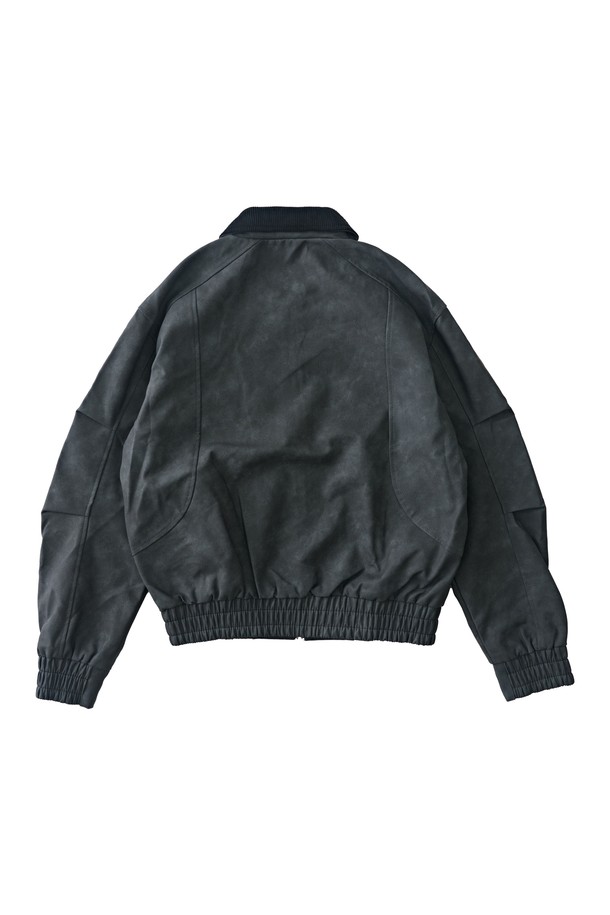 빈티지 감성을 더한 블랙 컬러의 "빈티지 리벳 워크 재킷"입니다. 봄, 가을 간절기에 활용하기 좋은 중간 두께감의 면 소재로 제작되었으며, 루즈핏으로 편안한 착용감을 선사합니다. 밋밋함을 덜어주는 리벳 디테일이 돋보이며, 데이트룩, 쇼핑룩 등 캐주얼한 스타일에 잘 어울립니다. 버튼 여밈 방식과 긴 소매 기장으로 클래식한 워크웨어 스타일을 연출해보세요.
