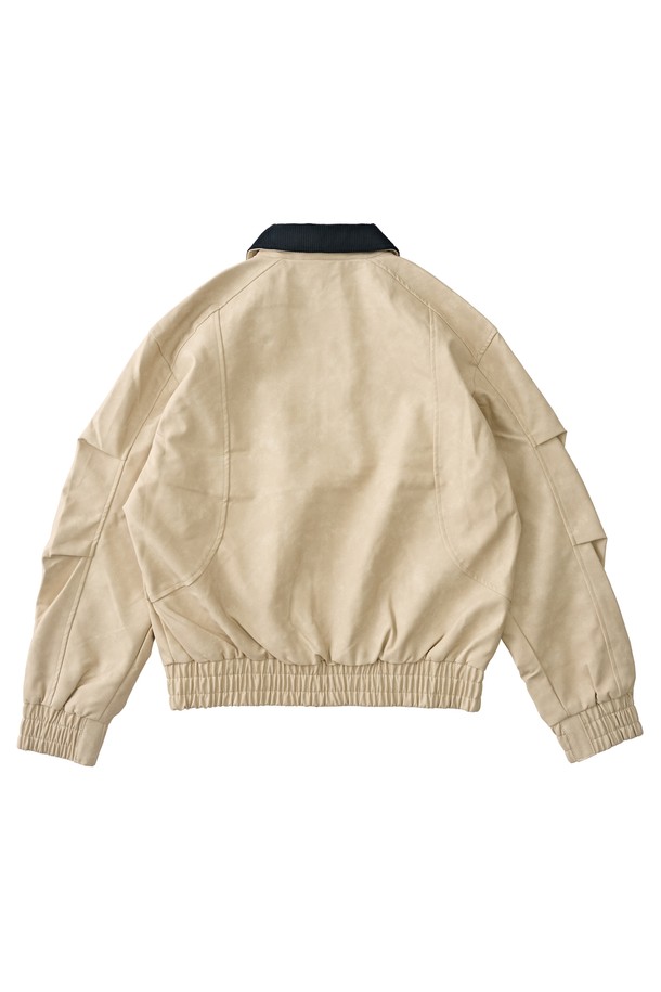 빈티지 감성을 더한 베이지 컬러의 워크 재킷입니다. 봄, 가을 간절기에 활용하기 좋은 루즈핏으로, 편안한 착용감을 선사합니다. 폴리에스터 소재로 제작되어 부드러운 촉감을 느낄 수 있으며, 리벳 디테일과 밑단 밴딩, 배색 카라가 디자인의 포인트를 더합니다. 캐주얼한 스타일을 연출하기에 좋으며, 일상복으로 활용하기에 적합합니다. 집업 스타일로 간편하게 입고 벗을 수 있습니다.
