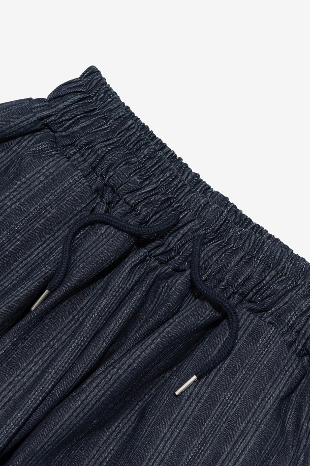 **HIGH-FLOW 스트라이프 벌룬 팬츠 (네이비)**는 캐주얼, 미니멀, 시티보이 스타일을 추구하는 남녀 모두를 위한 아이템입니다. 봄, 여름, 가을 시즌에 활용하기 좋으며, 여행룩이나 산책룩으로도 손색없습니다. 얇은 두께감과 루즈핏으로 편안함을 선사하며, 하이웨스트 디자인과 와이드한 실루엣이 돋보입니다. 네이비 컬러의 스트라이프 패턴이 시원하고 세련된 느낌을 주며, 밴딩 허리 디자인으로 활동성을 높였습니다. 넉넉한 배기핏으로 편안한 착용감을 느낄 수 있습니다.
