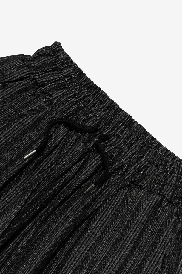 HIGH-FLOW (하이 플로우) 스트라이프 벌룬 팬츠 (블랙)는 캐주얼하고 미니멀한 스타일을 연출하기 좋은 바지입니다. 네이비와 블랙 두 가지 색상으로 출시되었으며, 봄, 여름, 가을, 겨울 사계절 내내 활용할 수 있습니다. 폴리에스터, 레이온, 스판덱스 혼방 소재로 제작되어 부드러운 촉감과 편안한 착용감을 제공합니다. 허리 스트링 디테일과 밴딩 처리로 활동성을 높였으며, 루즈핏 와이드 실루엣의 스트라이프 패턴이 특징입니다. 신축성이 있어 편안하게 움직일 수 있습니다.
