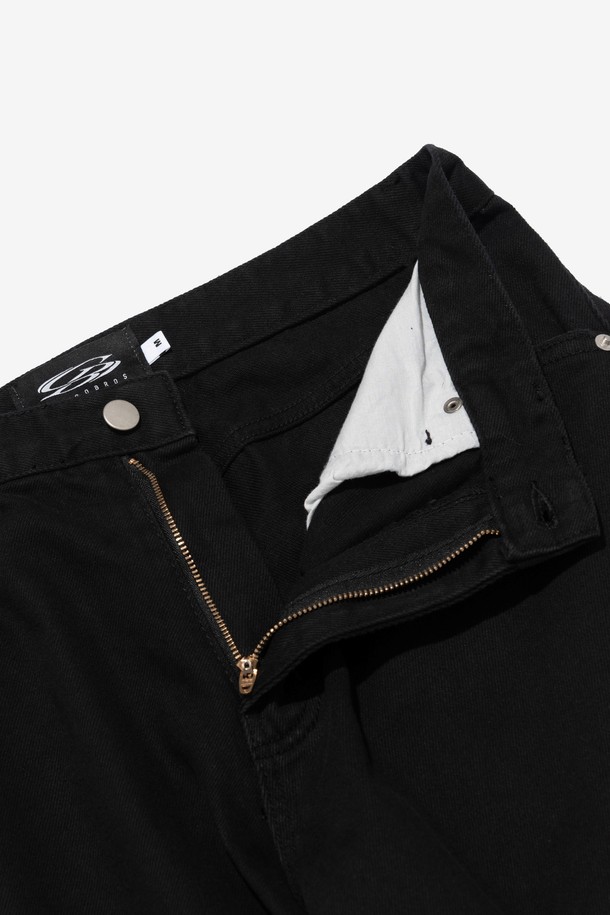 빈티지 코튼 와이드 커브드 데님 팬츠 (블랙)는 캐주얼과 클래식 스타일을 모두 아우르는 매력적인 데님 팬츠입니다. 넉넉한 루즈핏과 와이드한 실루엣이 편안하면서도 스타일리시한 착용감을 선사하며, 사계절 모두 활용 가능한 두꺼운 두께감으로 제작되었습니다. 워싱 디테일이 더해져 빈티지한 무드를 자아내며 여행룩으로도 손색없는 아이템입니다. 부드럽지 않고 뻣뻣한 데님 소재 특유의 견고함이 돋보이는 제품입니다. 블랙 컬러로 어떤 상의와도 쉽게 매치하여 다양한 스타일을 연출할 수 있습니다.
