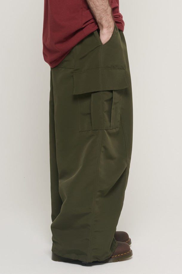 HEAVY FLOW 나일론 카고 와이드 팬츠 (KHAKI)는 캐주얼, 스트릿, 워크웨어 스타일을 아우르는 남성용 카고 팬츠입니다. 봄, 가을에 적합하며, 뻣뻣한 촉감의 나일론 소재로 제작되어 튼튼한 내구성을 자랑합니다. 넉넉한 루즈핏 와이드 디자인으로 편안한 착용감을 선사하며, 카고 포켓과 사이드 포켓으로 수납성을 높였습니다. 캠핑룩 연출에도 용이하며, 무지 디자인과 카키 컬러로 어떤 상의와도 쉽게 매치할 수 있습니다. 밴딩 처리된 허리 부분은 활동성을 더합니다.
