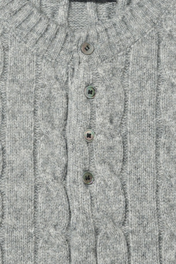 **오버핏 헨리넥 꽈배기 니트 (그레이)**

부드러운 울 소재로 제작되어 포근한 착용감을 선사하는 오버핏 헨리넥 꽈배기 니트입니다. 톤 다운된 그레이 컬러와 클래식한 꽈배기 패턴이 어우러져 베이직하면서도 캐주얼한 스타일을 연출합니다. 넉넉한 오버핏 디자인으로 편안한 활동성을 보장하며, 가을, 겨울 시즌에 따뜻하게 입을 수 있습니다. 헨리넥 디테일이 세련된 포인트를 더하며 다양한 하의와 폭넓게 매치하기 좋습니다. 긴 소매 기장과 두꺼운 두께감으로 보온성을 높였습니다.
